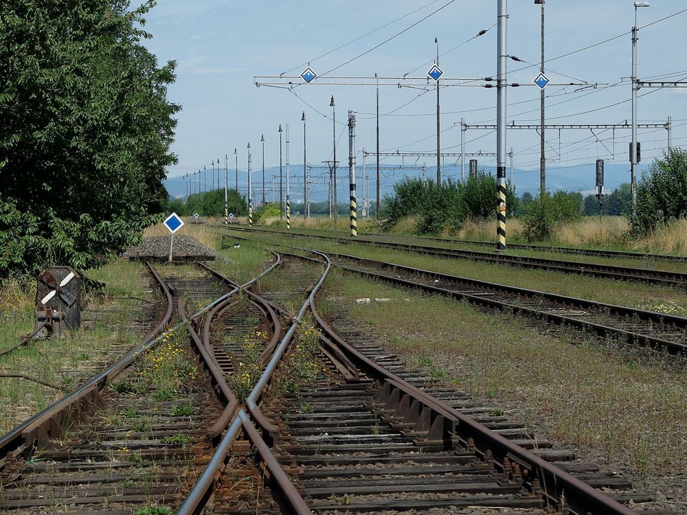 vleka do zvodu jde z anglianu vlevo zpt, zadn st kolejit zlikvidovna vetn drtizace