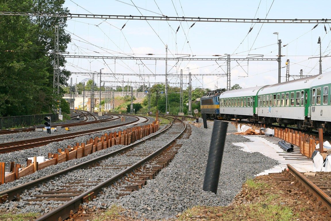 Provizorn kolejov pole ji propojilo libeskou kolej 100 a traovou 602 na NS a hlavn ndra.