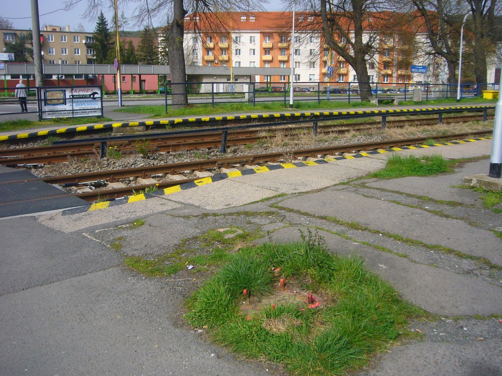 Humenn mesto, v popred bol zvorov stojan, burina vpravo predstavuje ptku vchodovho nvestidla