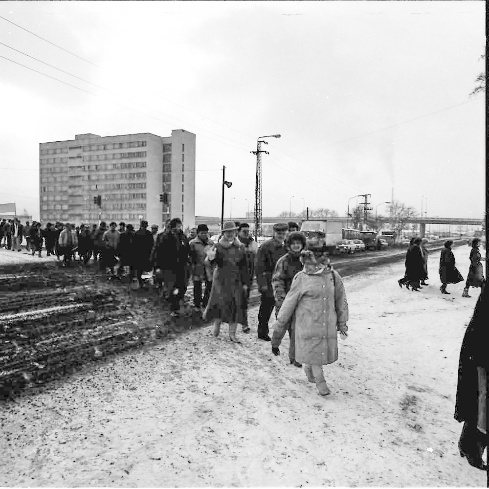 foto z lnku z internetu, Humenn, XI-XII/1989, vidno pvodn polohu vchodovch nvestidiel