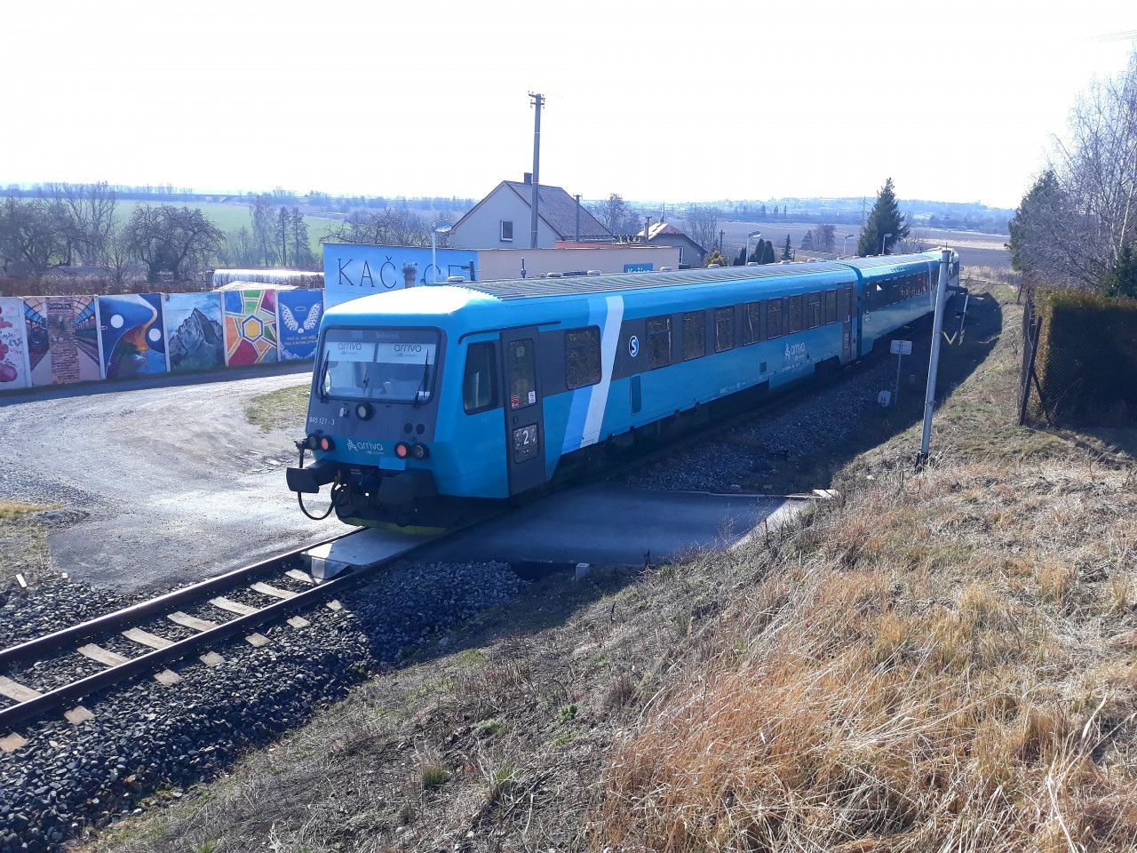 Dvojice jednotek 845.308 a 845.121 (R 1204) ek na odjezd ze el. zastvky Kaice. (20.3.2022)