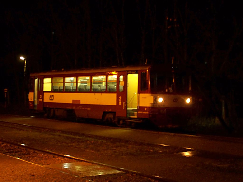 810 097-0 jako os 24 840 po pjezdu do Jemnice(foto Pavel Valenta 26.11.2009)