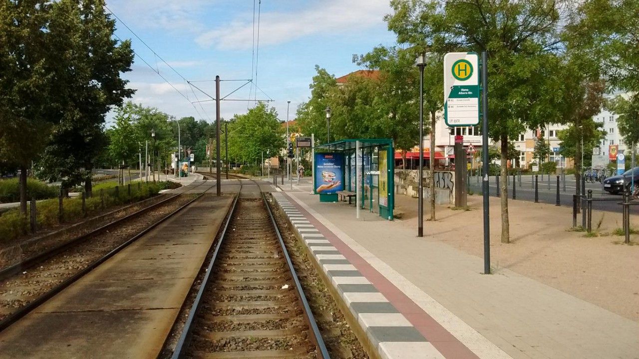 Velmi asto jsou jzdn dy umstny v ekrn. Sloupek jen oznauje zastvku.