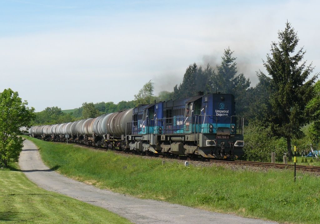 740 784-4+740 824-8 Jankovice(Rn 59525,11.5.2012,foto:M.Nesrsta)