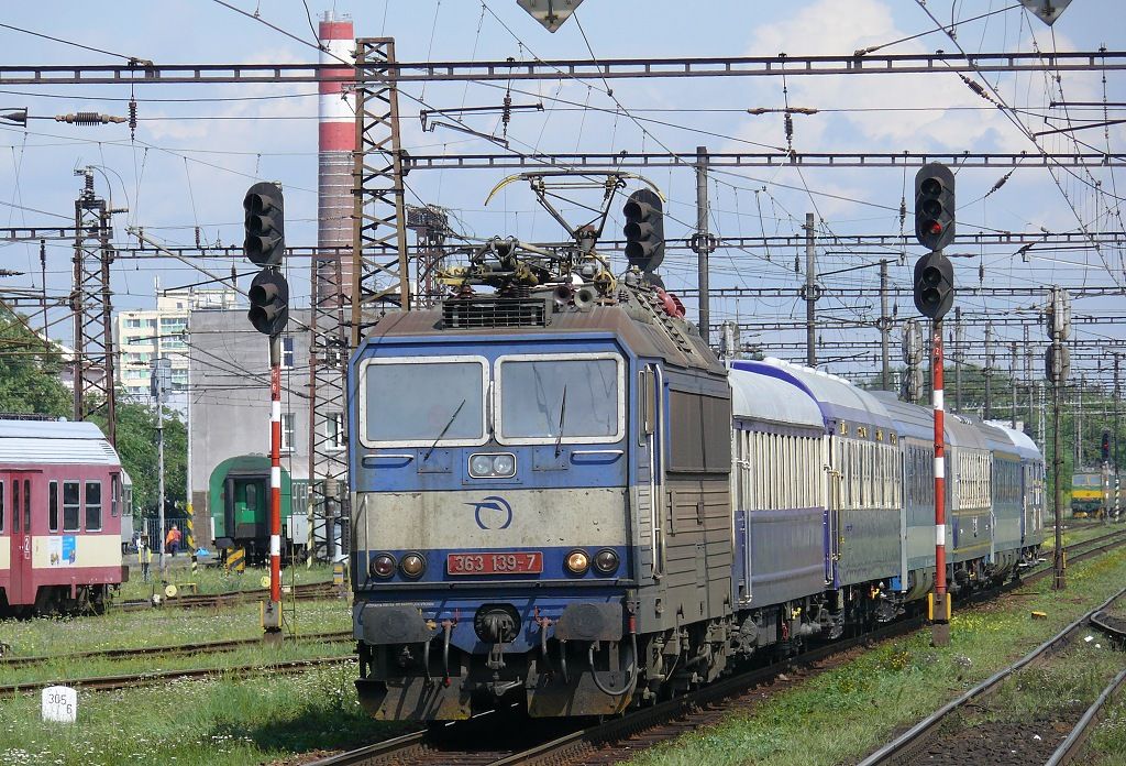 Pardubice hl.n : 363 139-7 s vlakem na Prahu