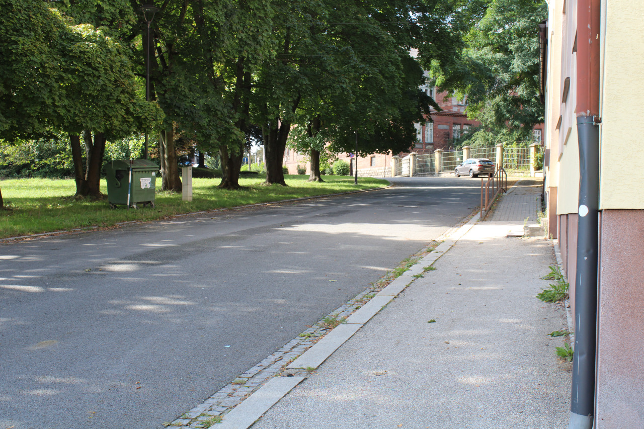 Ulice eskoslovensk armdy. Pohled od kulturnho domu k zastvce MHD Michlkovice