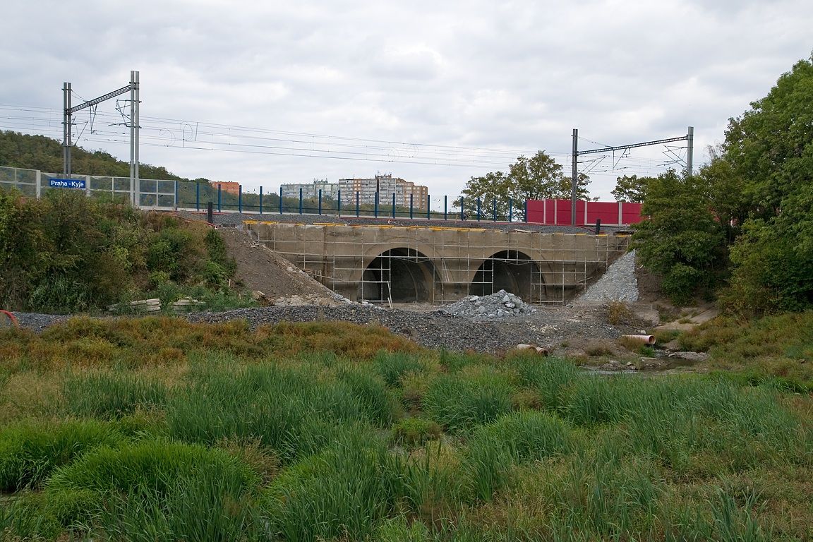 Viadukt pes Kyjsk rybnk.