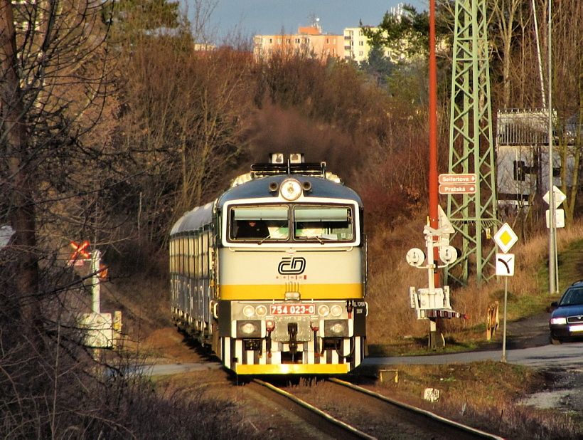 Os 4834 v azen lok. 754.023 + 4 (!) vozy Bdmtee se bl k zast. TR-Borovina, 6. 2. 2013