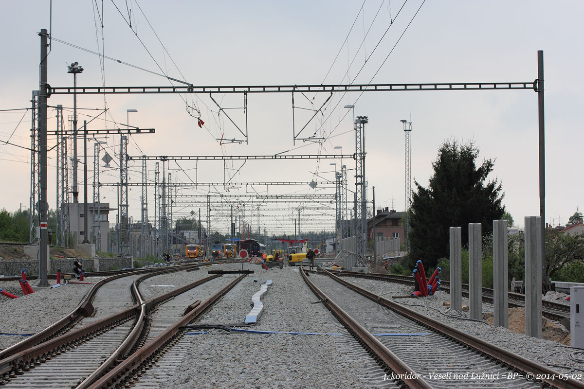 vlevo sud skupina s 3. peronem, vpravo opt odboka k drtenkm