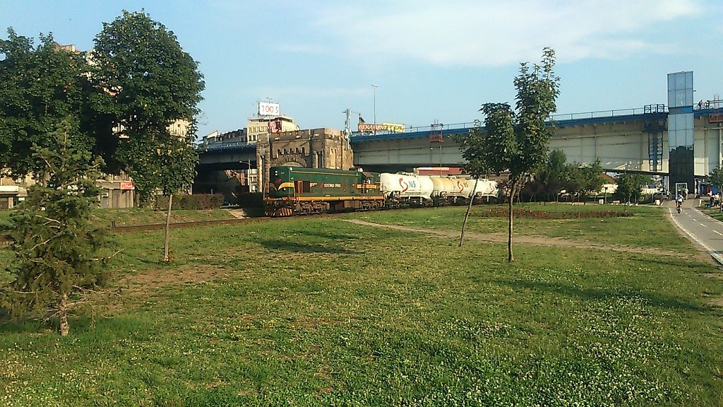 Nkladn vlak na spojce z blehradskho hlavnho ndra k Panevaki mostu