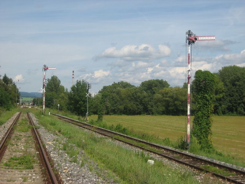 vlevo Luianky, vpravo Vrble