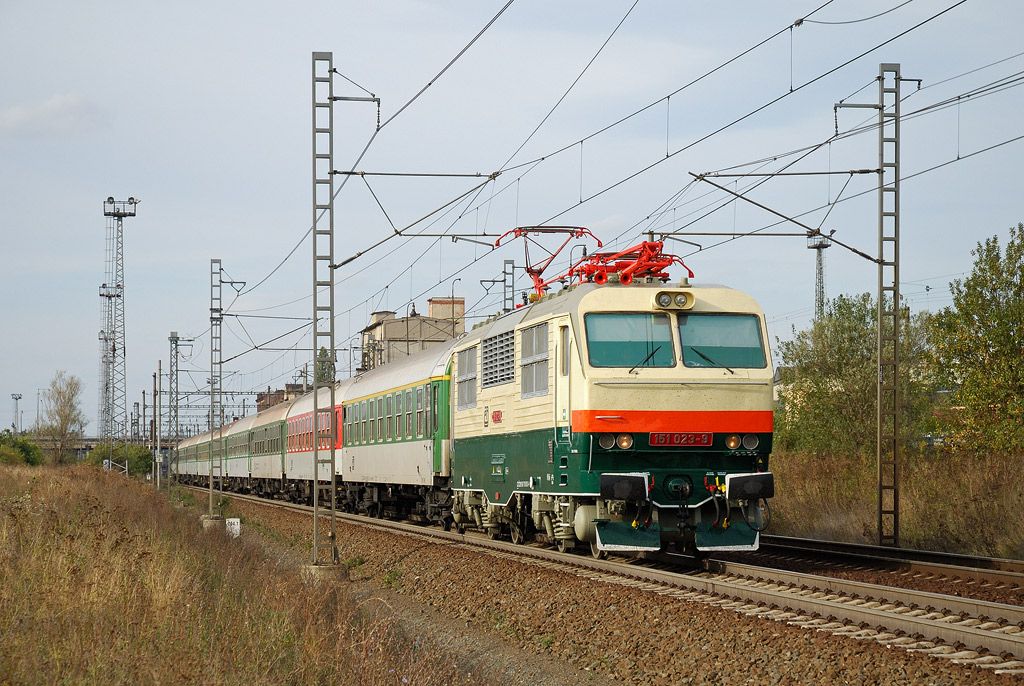 151.023 s vlakem Ex525 opout Olomouc (3.10.2009)