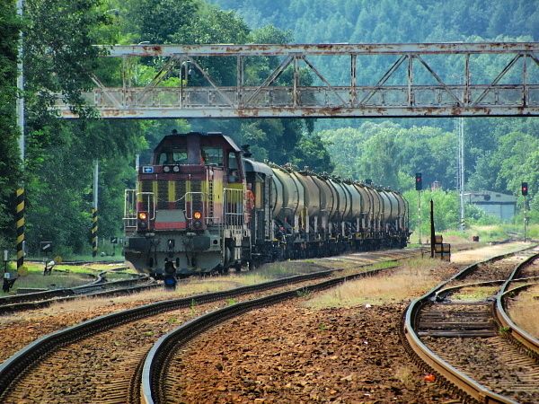 Zastvka u Brna. Pepah z neekologick diesel. lok. na ekologickou el.-lokomotivu. Nebo e by ne?