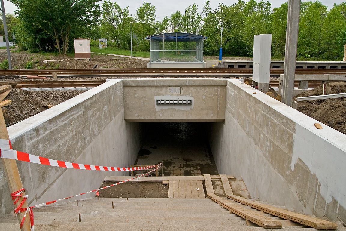 Podchod v DP ek reko. podlahy,  schodiovch stup a instalaci zbradl, ploin a zasteen.