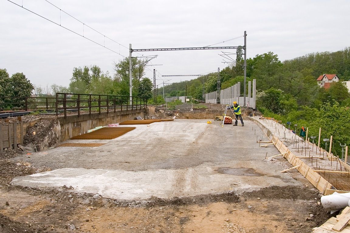 Viadukt pes Kyjsk rybnk ek na beton nov msy.