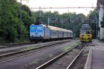 R 700 veze 362 046-5 a vedle stoj MVTV 2-036 ekajc a se dostanou dom