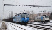 ČDC 363.521+5xx s uhlím do Trbovlje projíždí Hostivaří, vedle parkuje MTR E186.187 s Nex z Duisburgu