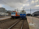 ES499.1001 a 350.020 ZSSK, Praha hlavní nádraží, 17. prosince 2021, 14:58