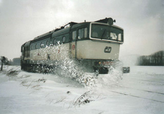 750.240-4 na zpte&#232;n cest&#236; z Tova&#232;ova do Kojetna bojuje se sn&#236;hovmi zv&#236;jemi nedaleko odbo&#232;ky Ska&#154;ov - p&#154;e se 2.1.2002