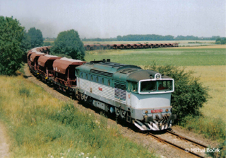 750.042-4 v &#232;ele lo&#158;en soupravy (na postrku lok.751.088-8) proj&#158;d prostorem  u bval zastvky Uh&#248;&#232;ice.(11.07.2006)