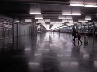 Obrázek zachycuje odjezdovou halu nádraží Atocha v prosinci 2010.