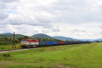 Dlouhá souprava polských "uhláků" směřuje s lokomotivou 751.034 od Humenného proti toku řeky Laborce.