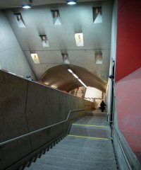Schodištový tunel do stanice Plamondon (1982).