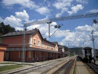 Kromě výpravní budovy stanice Moravice je na snímcích patrný též styk trakčních soustav 3 kV a 25 kV, 50 Hz.