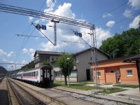 Kromě výpravní budovy stanice Moravice je na snímcích patrný též styk trakčních soustav 3 kV a 25 kV, 50 Hz.