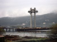 Betonáž pilíře gigantického mostu přes Ullu poblíž ústí řeky do oceánu.