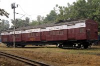 Jeden z prvních předměstských vozů z bombajské aglomerace z 20. let, označený ještě iniciálami dráhy Bombay, Baroda & Central India (B.B. & C.I.), vystavený v železničním muzeu v hlavním městě Indie, Novém Dillí.