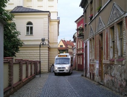 Další úzké místo na trase se nachází v navazující Žižkově ulici, zde mezi Střelnicí a Tržním náměstím.