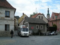 Výjezd ze Střelnické do Žižkovy ulice. Za povšimnutí stojí např. i objekt trafostanice napravo od vozidla, stavebně přizpůsobený tak, aby zapadl do okolní historické zástavby.
