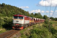 O dva dny později vidíme u Kačice pro změnu lokomotivy 751.176 a 092.