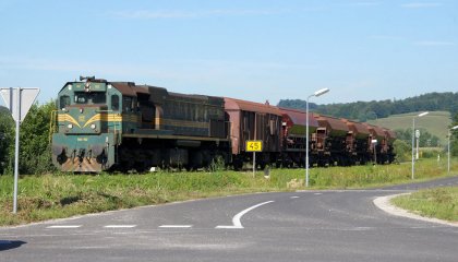Příjezd manipulačního vlaku do stanice Rogatec ráno 12. srpna 2011, vezoucího skupinu pěti vozů s pískem ze slovenských Šajdíkových Humenců, část uceleného vlaku. V čele "amerika" SŽ 664.102.