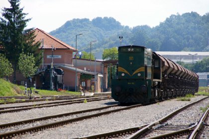 Vyrovnávkový vlak, připravený dopoledne 12. srpna 2011 k odjezdu ze stanice Rogatec.