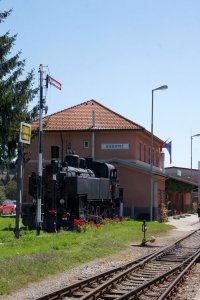 Stanice Rogatec, i s v bývalé Jugoslávii oblíbenou „pomníkovou“ parní lokomotivou. Zde je to konkrétně stroj 53.003 JŽ.