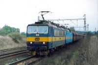 Souprava "wapek" vedená lokomotivami 363.063+131 poblíž nádraží Praha-Malešice dne 3. 10. 1999.
