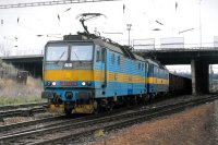 "Esa" 363.077+065 opouštějí Malešice s loženým vlakem, 4. 12. 1999.