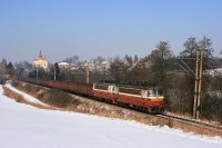"Polomáčené" lokomotivy 240.026+045 projíždí 12. února 2012 na pozadí kostela sv. Petra a Pavla Šlapanovem.