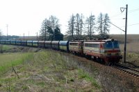 Odkloněné polské uhlí, v čele se stroji 240.008 a druhou "sestrou", projelo nákladištěm Děbolín a pokračuje směr Veselí nad Lužnicí. 22. duben 2006.