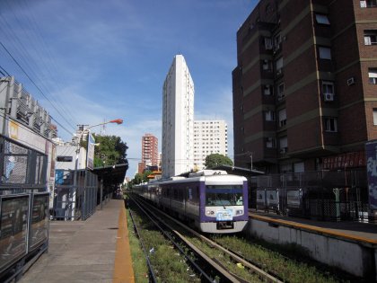 Belgrano C, vlak do stanice Retiro, pohled ve smru Tigre.