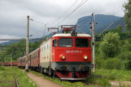 Do téže stanice vjíždí rychlík č. 1834 Temešvár -  Iaşi.