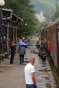 Stanice Vatra Dornei Baia - zde rychlík najíždí na původní rakouskou lokálku do Hatny.