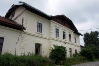 Typizovaná rakouská nádražní budova v Dărmăneşti (Hatna). Odsud odbočuje severní - tedy původní - větev lokálky do Vatry Dornei.