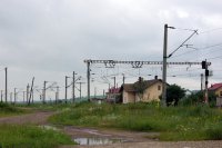 Zhlaví téže stanice i s někdejším rakouským strážním domkem. Vlevo odbočuje trať směr Vatra Dornei, vpravo (v pozadí) směr Vicşani a rumunsko-ukrajinská hranice.