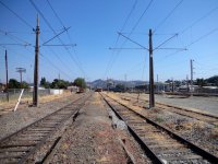 Pokud vlaky pod vrchovinou viditelnou na pozadí snímku odbočí doleva, dostanou se do Concepción. Pokud však odbočí doprava, budou pokračovat přímo do Chillánu a dále do Santiaga.