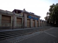 Uzavřená původní výpravní budova v Talce.