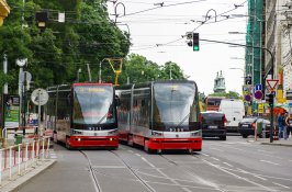 První den v provozu s cestujícími - 27. června 2014 - byla stá pražská tramvaj ForCity zachycena v centru Prahy.