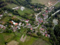 Letecký pohled na obec Šabina zřetelně ukazuje řídkou zástavbu této malé obce.